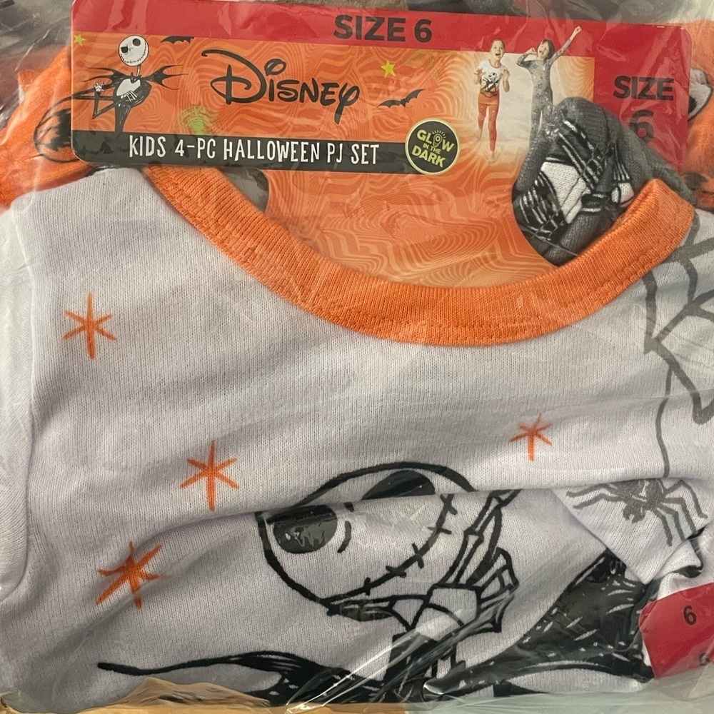 Disney Nightmare Before Christmas 4-Piece
Pajama Set Size 6 - Picture 4 of 4
